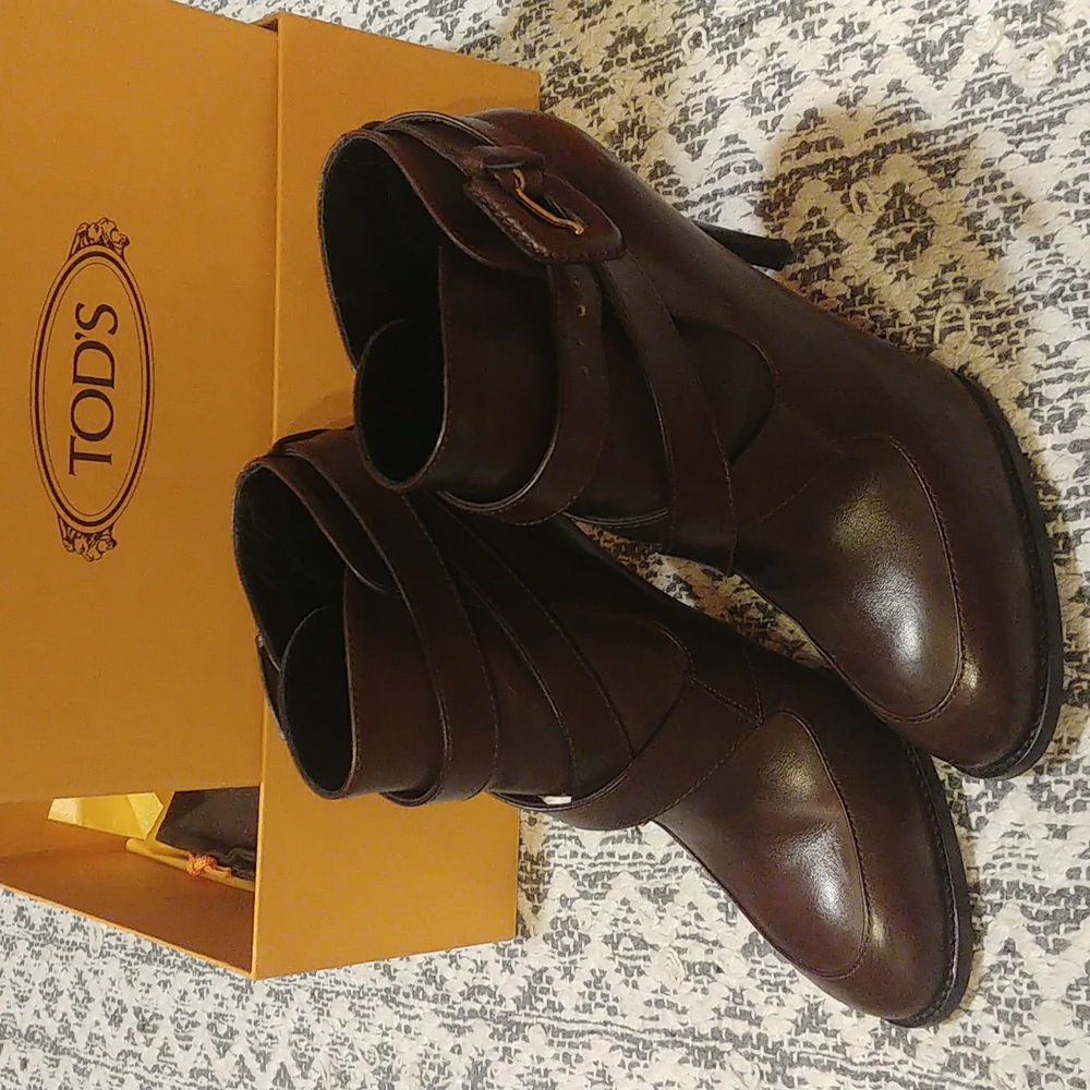 Tod's leather buckle boots